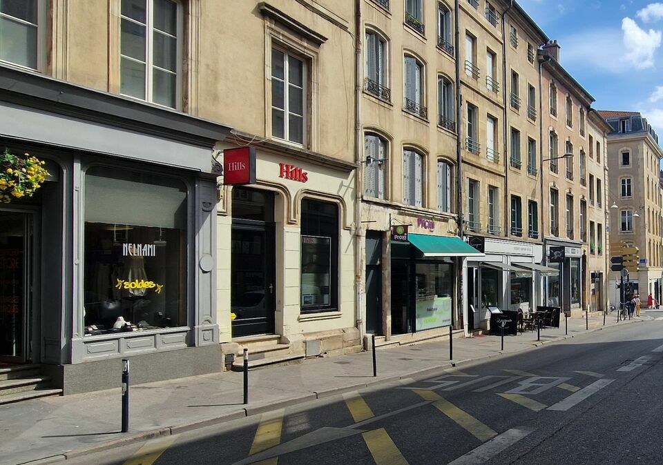 LOCAUX COMMERCIAUX à Louer